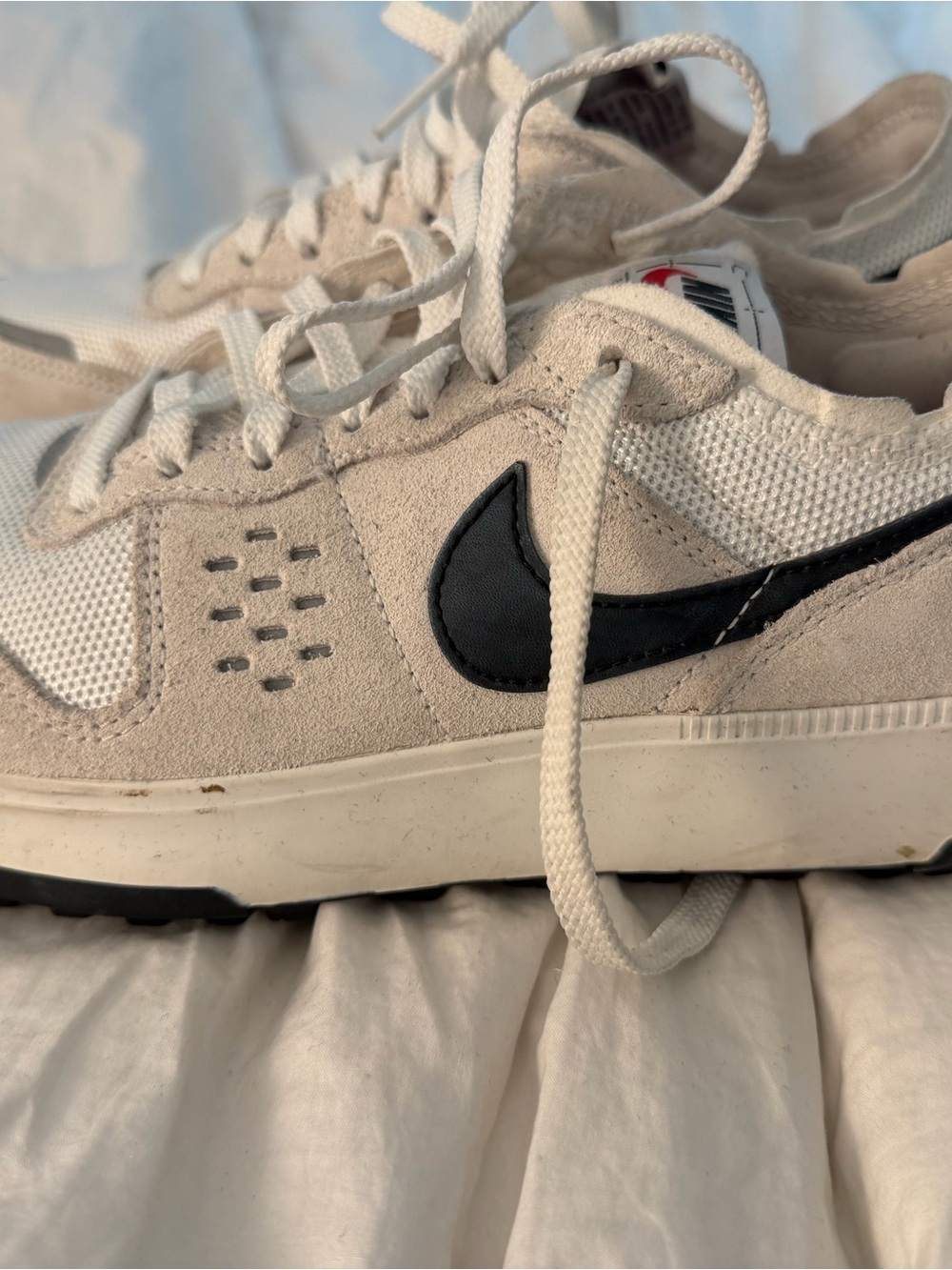 Nike Unisex white and navy Suede Mesh Sneakers 6.5 men/8 women